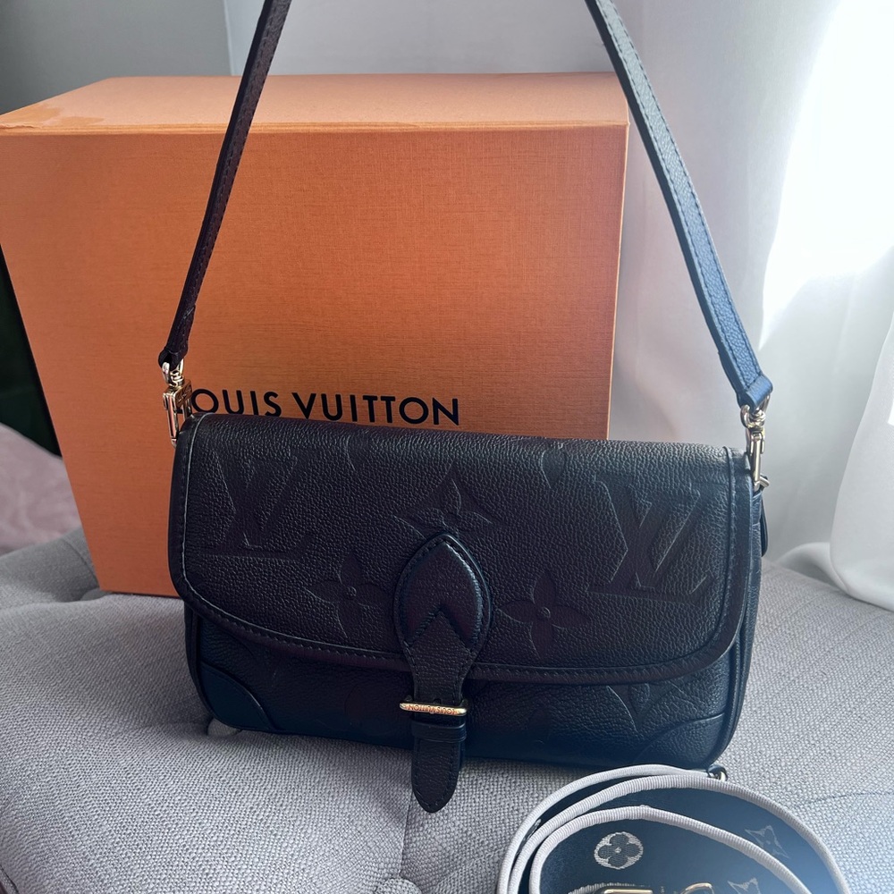 Louis Vuitton Black Leather Women's Bag (Diane)